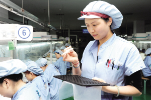 太倉(cāng)神明電子元老級(jí)的李紅官在公司的“底層”，帶領(lǐng)新人奮戰(zhàn)在第一線