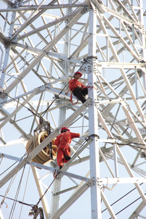 電力職工鐵塔上過節(jié)