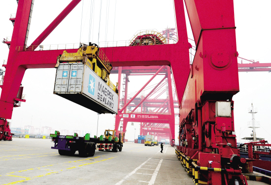 集裝箱碼頭新年生產(chǎn)忙  