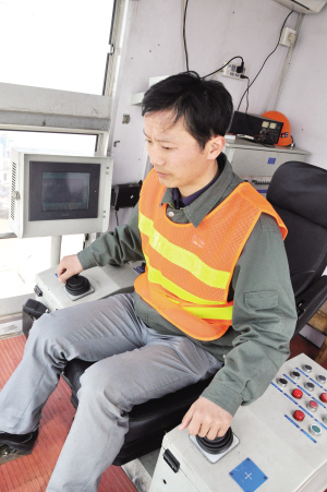 “門機之星”愛革新技術(shù) 陳美州刻苦鉆研業(yè)務(wù)，不斷提高吊裝效率