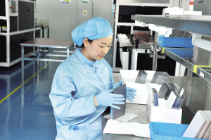 給晶硅切片“找茬” 顧國娟每個班次要檢驗四五萬片，帶領(lǐng)所在班組對出廠產(chǎn)品進行層層把關(guān)