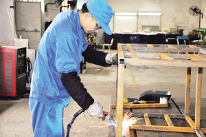 專注焊接技術(shù)革新35年 浦義平在高質(zhì)量完成訂單的同時，注重車間的效率和安全