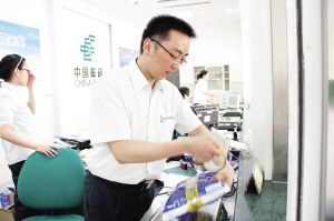 持雙證的郵政系統(tǒng)大明星  陳曉春每天辦理成百上千件業(yè)務(wù)，用微笑迎接每一位客戶 