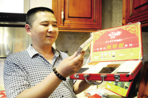 他說得最多的就是“誠信做人，踏實做事”；他的客戶成了他的好朋友和后援者——誠信為他贏得了客戶的心