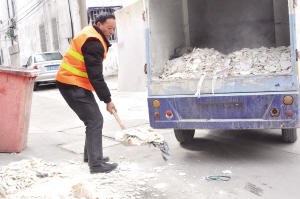 公廁堵了他用手疏通 陳瑞林用實際行動詮釋著“寧愿一人臟，換來萬人潔”的環(huán)衛(wèi)精神