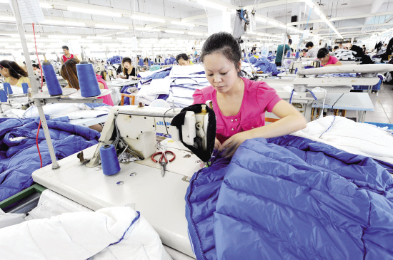 趕制新款羽絨服