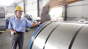 王牌行車工“一兩撥萬斤”    付衛(wèi)紅安全“行車”8年，年吊裝鋼材數(shù)萬噸