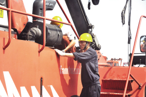 看看油就能查出故障   楊介洪：碼頭流動(dòng)裝卸機(jī)械的“主治醫(yī)師”
