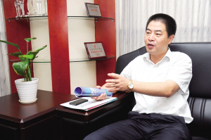 陳錦樂(lè)>>> 13年造出一艘加彈“航母”  2001年，他懷揣50萬(wàn)元來(lái)到璜涇，初涉化纖加彈行業(yè)；今天，他打拼出了一家上市公司、年銷(xiāo)售超過(guò)30億元的企業(yè)集團(tuán)