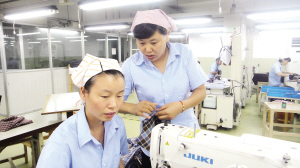 將設(shè)計圖紙巧變時裝   樣衣工顧紅芹縫制的許多產(chǎn)品被陳列在公司的樣品室，供國內(nèi)外客商看樣訂貨