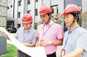 以前，他帶領他的小施工隊活躍在太倉的建筑行業(yè)；現(xiàn)在，他創(chuàng)建的集團公司年完成施工產值8億元——倪建榮    8年筑起廣廈千萬平方米