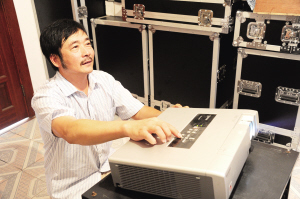 從1998年至今，他利用業(yè)余時(shí)間進(jìn)軍營(yíng)送電影，“阿陸師傅”成了官兵們對(duì)他最親切的稱(chēng)呼。今年1月，他當(dāng)選敬業(yè)奉獻(xiàn)“中國(guó)好人”——陸丁興   16年放映700多場(chǎng)擁軍電影 