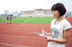 2005年，在世界舉重錦標賽中，年僅19歲的她勇奪三項冠軍，并打破兩項世界記錄，成為我市首位世界冠軍。去年，退役的她放棄當教練員的機會，選擇回到太倉——顧薇   世界冠軍在家鄉(xiāng)延續(xù)體育夢 