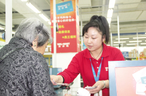 真誠服務每一位顧客 翟月紅始終把超市消費者的需求放在心上，同時帶領團隊開拓市場