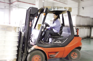 他的叉車技能有口皆碑 18年間，嚴(yán)解青從一線工人成長(zhǎng)為班組長(zhǎng)，還被授予2012年度太倉市高技能重點(diǎn)人才稱號(hào)