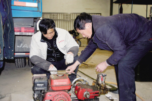 管理育秧棚、種植香菇蠶豆、修理舊農(nóng)機(jī)、熟悉新農(nóng)機(jī)，他樣樣都會(huì)——村干部成了農(nóng)場(chǎng)多面手