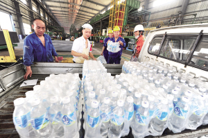 中集給一線員工送防暑降溫用品