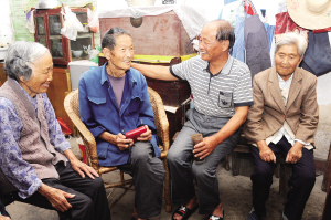 “他像對(duì)父母一樣待我們”