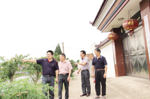 璜涇鎮(zhèn)副鎮(zhèn)長(zhǎng)陸江用心做群眾工作 “他說話算數(shù)，我們信任”