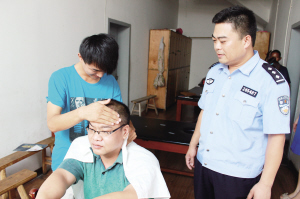 社區(qū)民警王明華 走街串巷解民憂