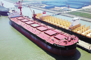 “海上巨無(wú)霸”靠泊太倉(cāng)港