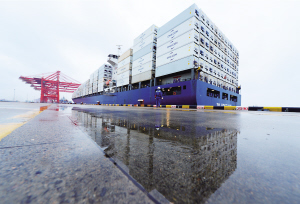 太倉港迎來今年以來最大集裝箱船