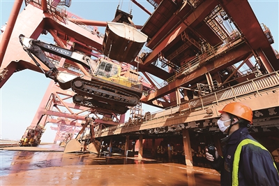 武港碼頭“武”動長江“港”通腹地