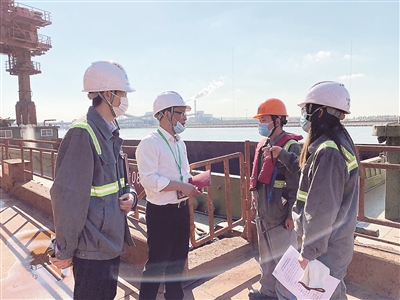 武港碼頭“武”動長江“港”通腹地