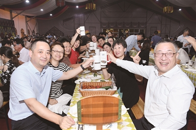 2021“夜太美”暨第十六屆太倉(cāng)啤酒節(jié)開(kāi)幕式舉行營(yíng)造更濃厚德式生活場(chǎng)景